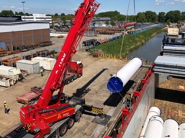 Descarga de grandes tubos de acero con grúa en Van Leeuwen en Zwijndrecht.